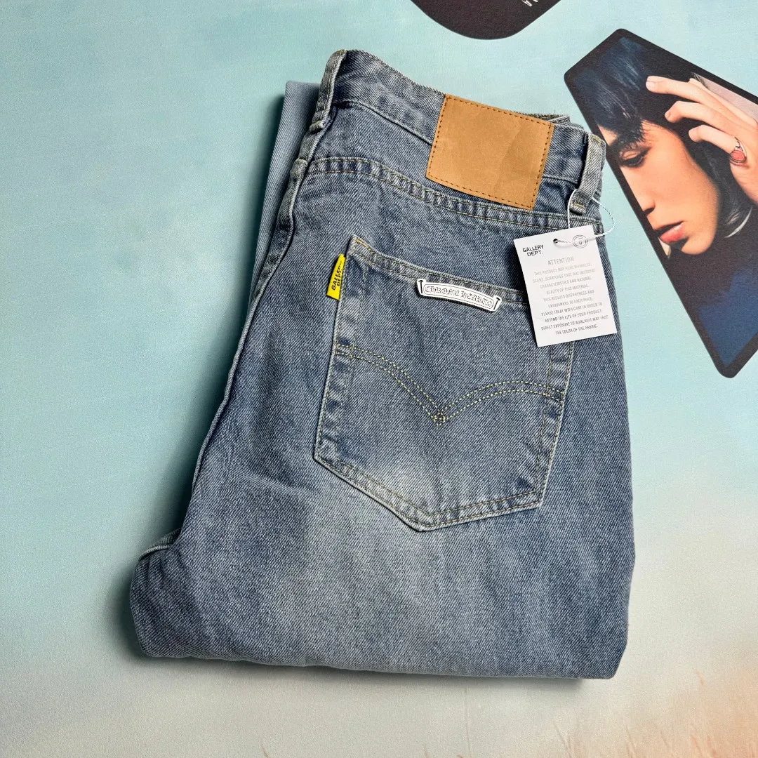 🅿️310 🔘Model number-KL103 🔘𝐂𝐡𝐫𝐨𝐦𝐞 𝐇𝐞𝐚𝐫𝐭 joint name 𝐆𝐀𝐋𝐋𝐄𝐑𝐘 𝐃𝐄𝐏𝐓. 🔘Cro Heart CH Heavy Industry Horsehair Spliced Flared Leather Jeans* 7*7 tannin 13.5 ammonia blue cow fabric, spliced with different colors of distressed denim, complete set of tannin washing processes such as stone grinding, desizing, malaysian, hand rubbing, hanging grinding, fermentation washing, full spray, cat suede, etc. The genuine leather cross is made of natural horse hair and first-layer sheepskin. Because of the natural color of horse hair, different parts of the fur have different shades, and each pair is different, which is different from the imitation leather on the market. Each pair is the same; because the trousers are custom-made cross genuine leather trousers, they need to be disassembled many times, which is troublesome to sew and the shipment is very slow. Size: S M L XL (28.30.32.34) Color: Blue